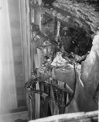 Imagen: Restos del B-25 incrustado en el Empire State. Wikimedia Commons